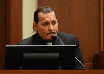 Johnny Depp declara que nunca ha golpeado a una mujer