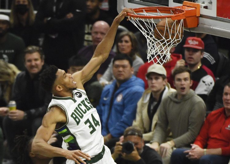 Milwaukee (United States), 17/04/2022.- Milwaukee Bucks forward Giannis Antetokounmpo dunks the ball during the second half of the Eastern Conference First Round playoff game one between the Chicago Bulls and the Milwaukee Bucks at Fiserv Forum in Milwaukee, Wisconsin, USA, 17 April 2022. (Baloncesto, Estados Unidos) EFE/EPA/MATT MARTON SHUTTERSTOCK OUT