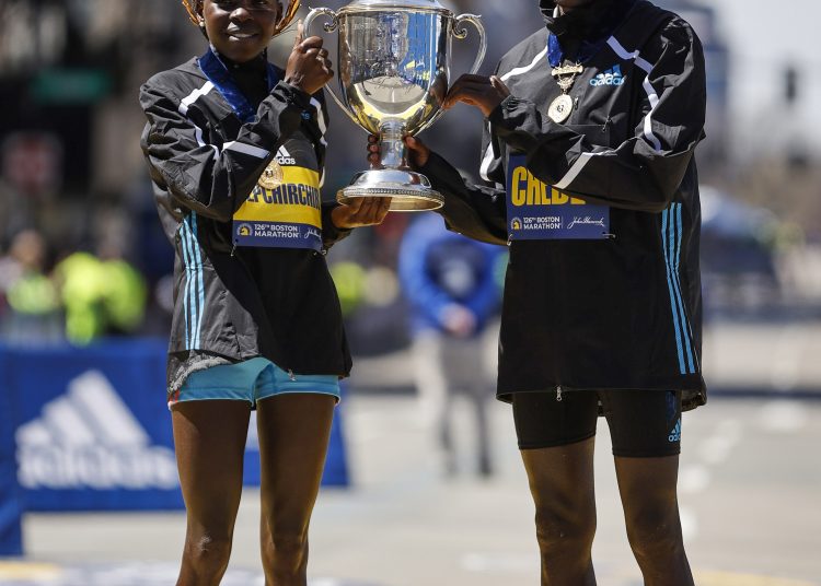 Boston (United States), 18/04/2022.- Peres Jepchirchir of Kenya (L), winner of the Women's Division of the 126th Boston Marathon, and Evans Chebet of Kenya (R), winner of the Men's Division of the 126th Boston Marathon, hold up a trophy as they celebrate their wins in Boston, Massachusetts, USA, 18 April 2022. This is the first time since the beginning of the pandemic that the Boston Marathon, the worlds oldest annual marathon, was held on the traditional date in April. (Maratón, Kenia, Estados Unidos) EFE/EPA/CJ GUNTHER