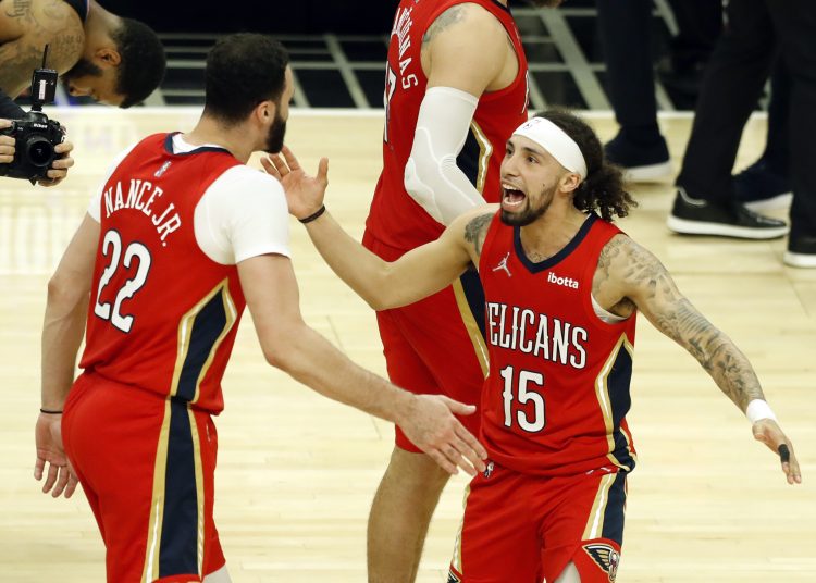 Los Angeles (United States), 16/04/2022.- New Orleans Pelicans guard Jose Alvarado (R) and New Orleans Pelicans forward-center Larry Nance Jr. celebrate after winning the Play-In against the Los Angeles Clippers at the Crypto.com Arena in Los Angeles, California, USA, 15 April 2022. (Baloncesto, Estados Unidos, Nueva Orleáns) EFE/EPA/ETIENNE LAURENT SHUTTERSTOCK OUT