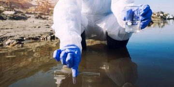 Expertos analizan restos de fármacos de COVID en aguas residuales