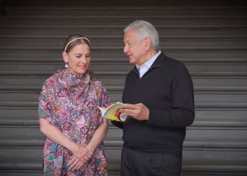 López Obrador celebra el Día del Niño leyendo un libro infantil