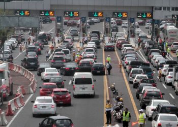 Automovilistas abarrotan la carretera rumbo a Acapulco
