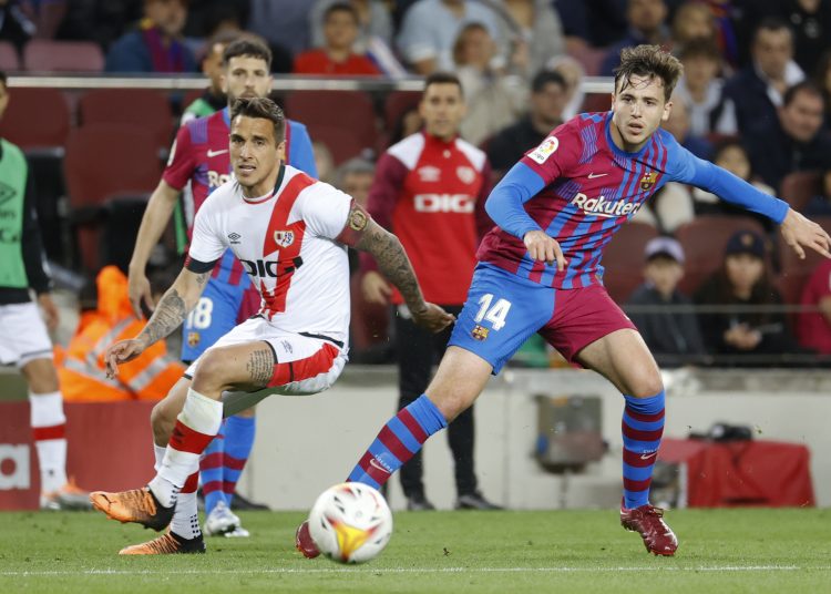 BARCELONA, 24/04/2022.- El centrocampista del FC Barcelona, Nicoo González (d), disputa el balón ante el delantero argentino del Rayo Vallecano, Óscar Trejo, durante el encuentro aplazado de la jornada 21 de primera división que disputan hoy Domingo en el estadio del Camp Nou, en Barcelona. EFE / Toni Albir.