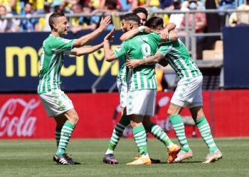 El Betis remonta ante el Cádiz y sigue en la pelea por la ‘Champions’