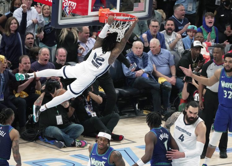 AME1843. MEMPHIS (ESTADOS UNIDOS), 16/04/2022.- Ja Morant de Memphis Grizzlies clava el balón durante un partido de la NBA entre Memphis Grizzlies y Minnesota Timberwolves, hoy, en el FedEx Forum de la ciudad Memphis, Tennessee (EE.UU.). EFE/ Karen Pulfer Focht