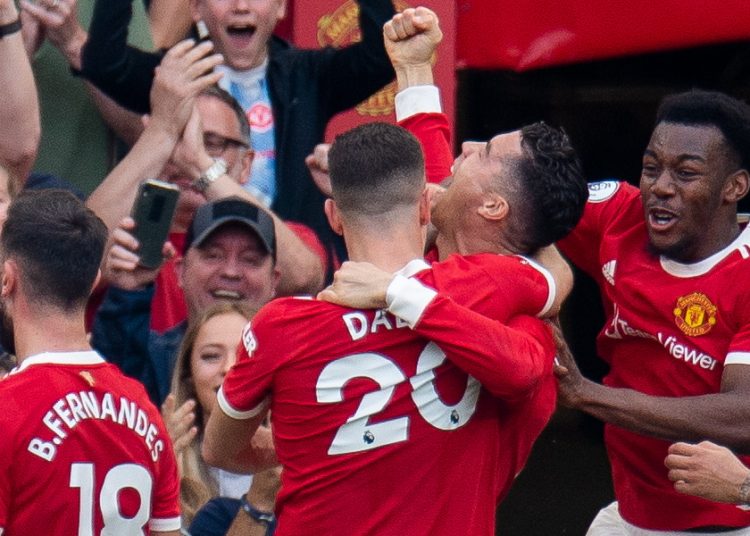 Manchester (United Kingdom), 16/04/2022.- Manchester United's Cristiano Ronaldo (C) celebrates scoring his hat-trick goal and the fifth goal making the score 3-2 during the English Premier League soccer match between Manchester United vs Norwich at Old Trafford, Manchester, Britain, 16 April 2022. (Reino Unido) EFE/EPA/PETER POWELL EDITORIAL USE ONLY. No use with unauthorized audio, video, data, fixture lists, club/league logos or 'live' services. Online in-match use limited to 120 images, no video emulation. No use in betting, games or single club/league/player publications