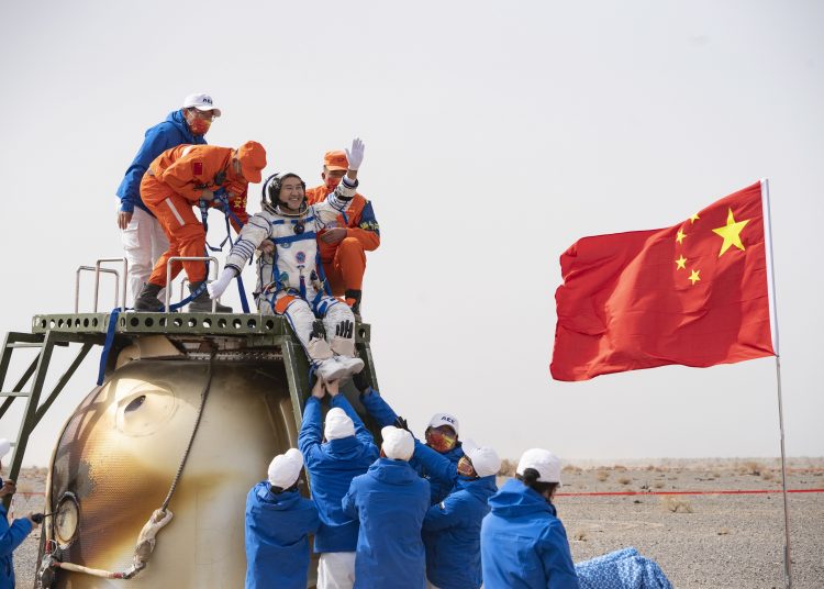 Dongfeng Landing Site (China), 16/04/2022.- A picture released by Xinhua News Agency shows Chinese Astronaut Zhai Zhigang leaves the return capsule of the Shenzhou-13 spaceship at the Dongfeng landing site in north China's Inner Mongolia Autonomous Region, 16 April 2022. Three Chinese astronauts, the second team sent to orbit for space station construction, have completed their six-month mission and returned to Earth safely. EFE/EPA/CAI YANG / XINHUA EDITORIAL USE ONLY/NO SALES