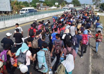 Nueva caravana de migrantes acuerda regularización migratoria con autoridades 