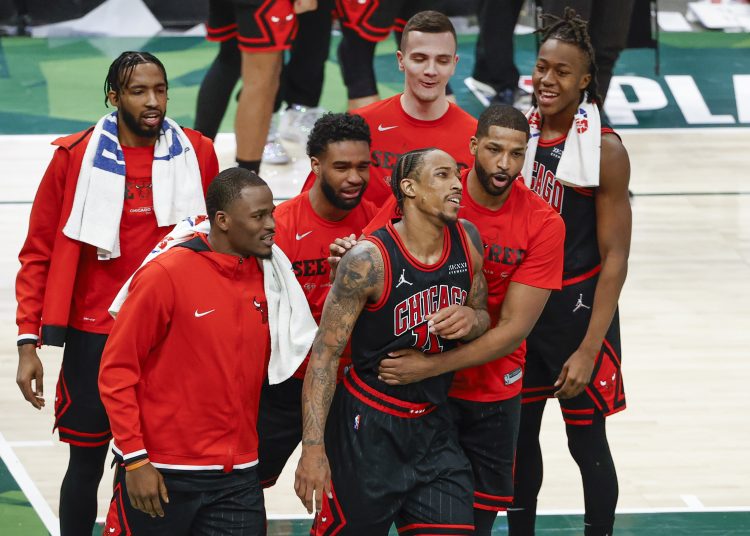 Milwaukee (United States), 21/04/2022.- Chicago Bulls forward DeMar DeRozan (C-R) reacts after scoring against the Milwaukee Bucks during the second half of game two of round one of the NBA Eastern Conference playoffs between the Chicago Bulls and the Milwaukee Bucks at Fiserv Forum in Milwaukee, Wisconsin, USA, 20 April 2022. (Baloncesto, Estados Unidos) EFE/EPA/KAMIL KRZACZYNSKI SHUTTERSTOCK OUT