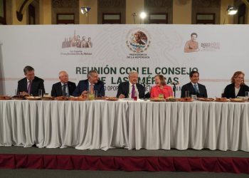 López Obrador cena con empresarios de EU; hablan de inversión e integración