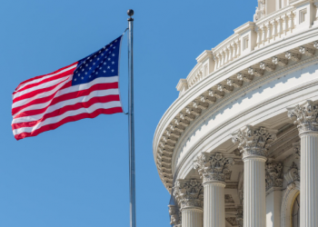 El Congreso de EU declara en desacato a dos exasesores de Trump