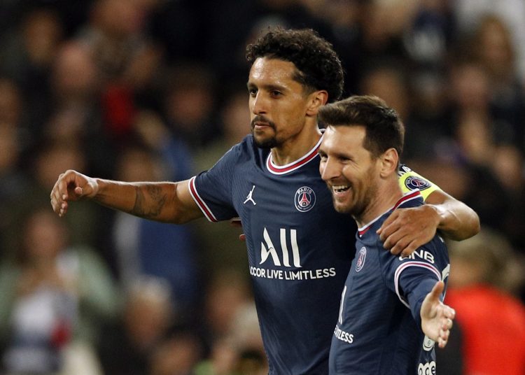 Paris (France), 23/04/2022.- Paris Saint Germain's Lionel Messi (R) and Paris Saint Germain's Marquinhos celebrate after scoring a goal during the French Ligue 1 soccer match between PSG and RC Lens at the Parc des Princes stadium in Paris, France, 23 April 2022. (Francia) EFE/EPA/YOAN VALAT