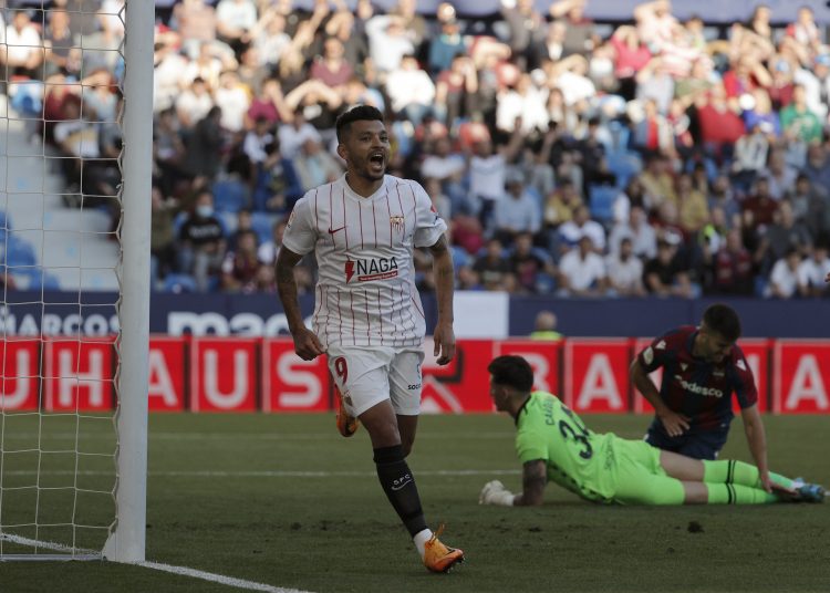 VALENCIA, 21/04/2022.- El centrocampista mexicano del Sevilla FC Jesús Manuel Corona "Tecatito" celebra su segundo gol, y segundo del equipo andaluz ante el Levante UD, durante el partido de la jornada 33 en Liga en Primera División que se juega hoy jueves en el estadio Ciudad de Valencia. EFE/Manuel Bruque