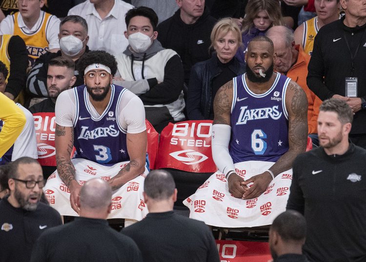 AME8136. LOS ANGELES (ESTADOS UNIDOS), 01/04/2022.- Anthony Davis (i) y LeBron James de Los Angeles Lakers descansan durante un partido de la NBA ante New Orleans Pelicans, en el Crypto.com Arena, en Los Angeles (Estados Unidos). EFE/ Javier Rojas