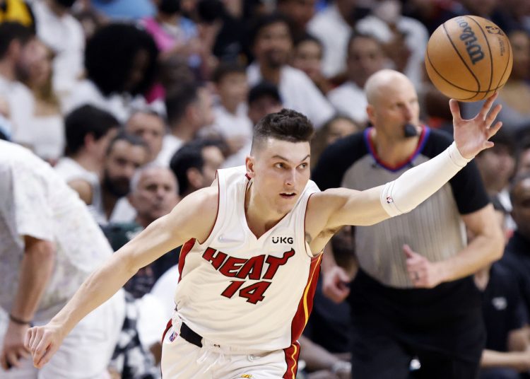 AME2017. MIAMI (ESTADOS UNIDOS), 17/04/2022.- El guardia del Miami Heat Tyler Herro busca un balón suelto durante la segunda mitad del primer partido de playoffs de baloncesto de la NBA entre los Miami Heat y los Atlanta Hawks, hoy, en el FTX Arena de Miami, Florida (EE.UU.). EFE/ Rhona Wise PROHIBIDO SU USO POR SHUTTERSTOCK