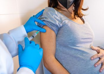 Vacuna contra COVID no se asocia con defectos de nacimiento detectables en ecografía