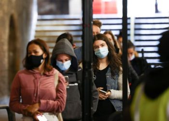 España retirará el uso obligatorio de mascarillas en interiores