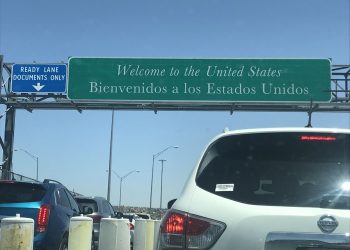 Conflicto de Biden y gobernador de Texas provoca largas filas de camiones en frontera en el Paso Texas
