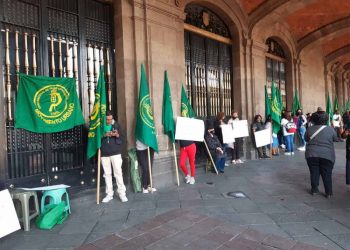 Manifestantes realizan cierre simbólico de oficinas del gobierno de la CDMX