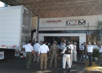 Identifica INM a 61 personas extranjeras en caja y cabina de tractocamión