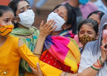 India baja de mil casos diarios de COVID por primera vez en dos años