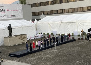 Con honores a la bandera, INE da comienzo a la jornada de revocación de mandato; Córdova llama a respetar las leyes