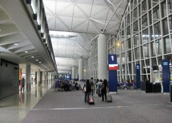 La pandemia convierte al boyante aeropuerto de Hong Kong en “pueblo fantasma”