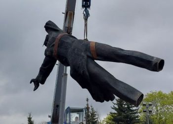 Kiev destruye la estatua que simbolizaba la unidad y amistad con Rusia