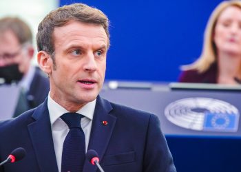 Macron asegura que Rusia concentrará sus fuerzas en Donbás; alerta de escenarios “muy duros”
