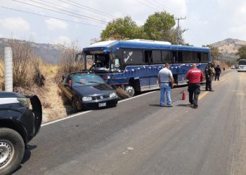 Atienden cuerpos de emergencia accidente de tránsito en Malinalco, hay diez personas lesionadas