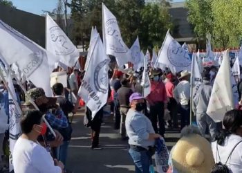 Simpatizantes del presidente López Obrador se manifiestan a las afueras de la Cámara de Diputados