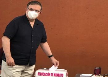 Marcelo Ebrard acude a emitir su voto para la Revocación de Mandato