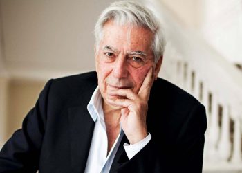 Vargas Llosa está hospitalizado por la covid pero “evoluciona favorablemente”