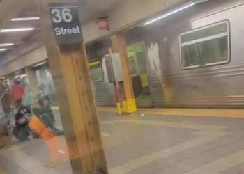 Nueva York busca a hombre que disparó en el metro