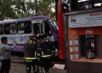 16 heridos deja choque entre Metrobús y transporte público
