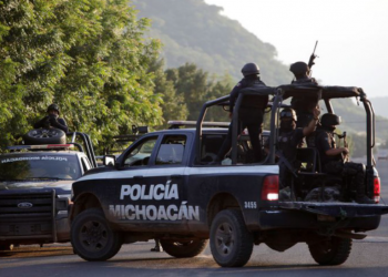 Hallan once cadáveres en una fosa clandestina en Michoacán