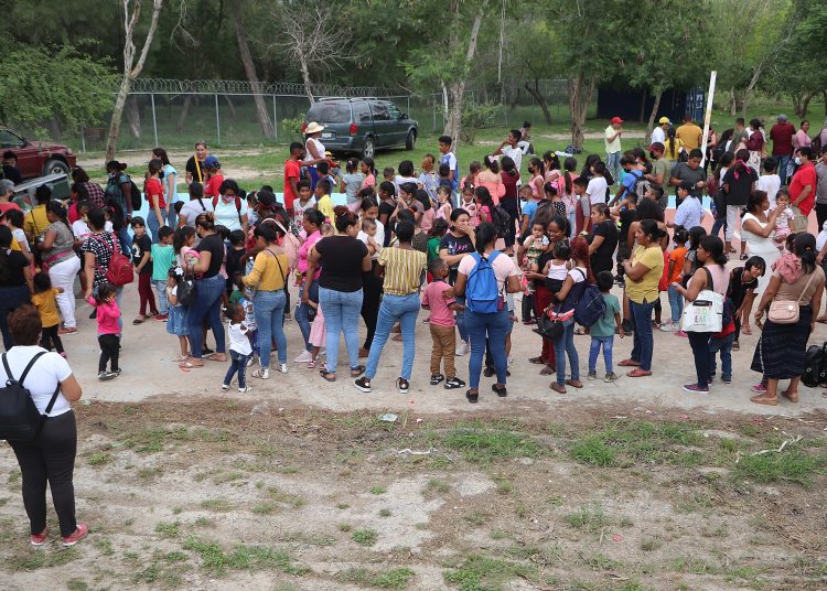 MEX2643. MATAMOROS (MÉXICO), 30/04/2022.- Migrantes centroamericanos celebran hoy en compañía de sus hijos el día del niño, en la ciudad de Matamoros, estado de Tamaulipas (México). Unos 100 menores migrantes festejaron este sábado el "Día del Niño", que cada 30 de abril se celebra en México, en la ciudad de Matamoros, en el bordo del río Bravo, frontera natural que divide al país latinoamericano con Estados Unidos, hasta donde llegan acumulando estrés y ansiedad, según activistas. EFE/Abraham Pineda-Jacome