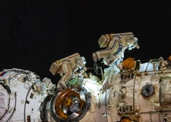 Cosmonautas inician la caminata espacial 60 del programa ruso de la EEI