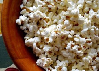 Consumo excesivo de aditivo usado en palomitas de maíz puede causar Alzheimer