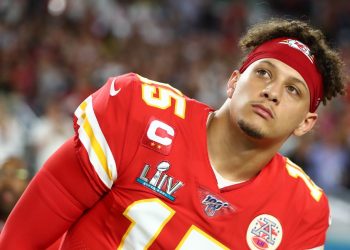 Los Kansas City Chiefs anunciaron este domingo que Patrick Mahomes, tres veces campeón del Super Bowl, se rompió el ligamento cruzado anterior de la rodilla durante la derrota de su equipo ante Los Angeles Chargers.