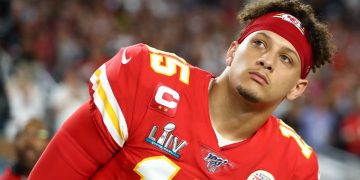Los Kansas City Chiefs anunciaron este domingo que Patrick Mahomes, tres veces campeón del Super Bowl, se rompió el ligamento cruzado anterior de la rodilla durante la derrota de su equipo ante Los Angeles Chargers.