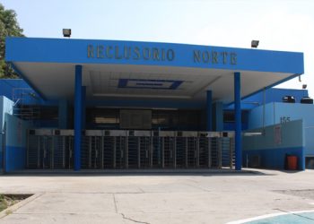 Aplican en penales de CDMX refuerzo de vacuna contra COVID-19