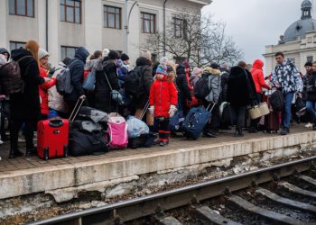 ACNUR: Refugiados ucranianos podrían llegar a 8.3 millones en 2022