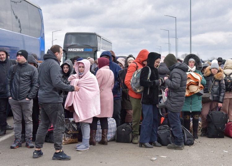 Krakowiec (Poland), 08/03/2022.- War refugees from Ukraine at the Ukrainian-Polish border crossing point Krakowiec-Korczowa, Poland 08 March 2022. Poland has received over a million Ukrainian refugees since Russia invaded Ukraine on 24 February. (Polonia, Rusia, Ucrania, Cracovia) EFE/EPA/Vitaliy Hrabar POLAND OUT