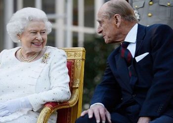 En su primer aniversario luctuoso, Isabel II dedica poema al príncipe Felipe