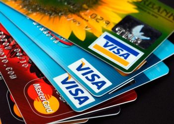 Sigue en aumento el pago con tarjetas de débito y crédito en comercios electrónicos, reveló la CONDUSEF