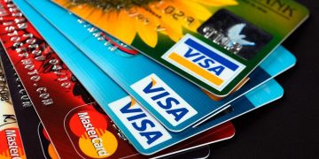 Sigue en aumento el pago con tarjetas de débito y crédito en comercios electrónicos, reveló la CONDUSEF