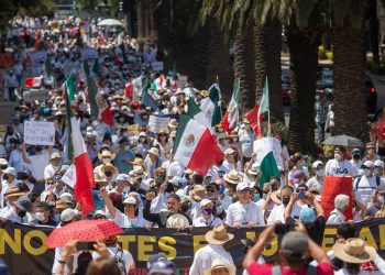 Ciudadanos marchan en CDMX a favor y en contra de la Revocación de Mandato