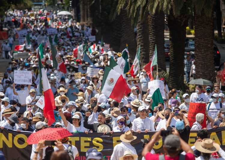 MEX9895. CIUDAD DE MÉXICO (MÉXICO), 03/04/2022.- Manifestantes participan en una protesta contra la consulta de revocación de mandato del presidente Andrés Manuel López Obrador hoy, en una de las principales avenidas de Ciudad de México (México). Miles de opositores del mandatario mexicano marcharon este domingo en la Ciudad de México y otras ciudades del país contra la polémica consulta de revocación de mandato, que el 10 de abril llamará a la ciudadanía a las urnas para decidir sobre la continuidad del presidente. EFE/ Isaac Esquivel